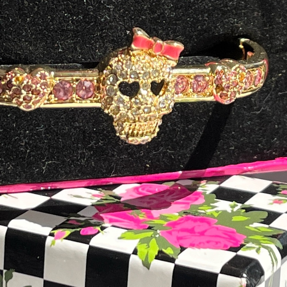 Betsy Johnson SKULL bracelet pink